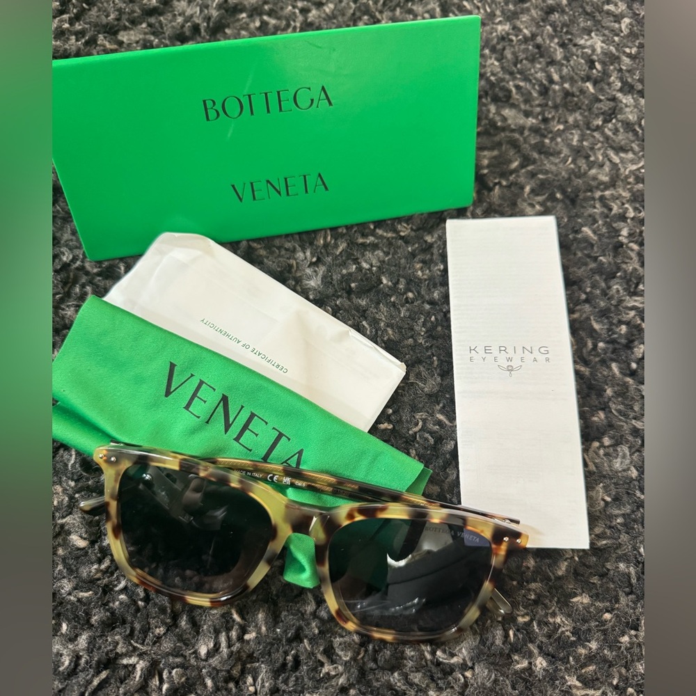 BNWT Bottega Veneta SUNGLASSES with FULL INCLUSION